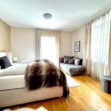 Stadtvilla Mit Sauna & Garten 아파트